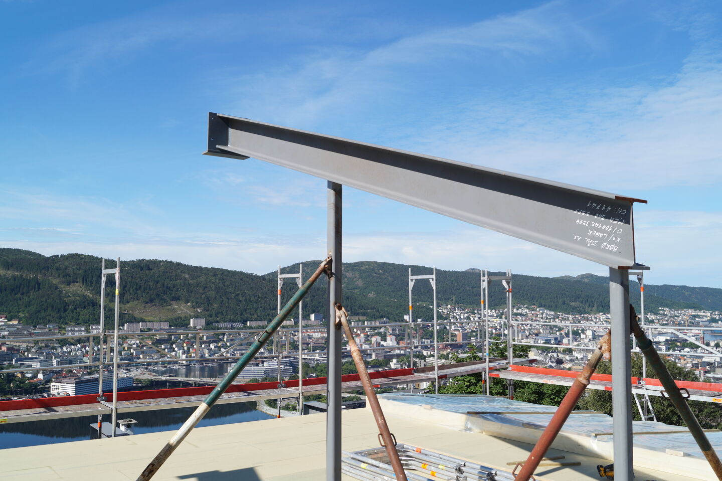 Snekker måler opp før kapp av plank